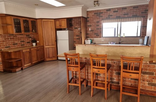 Bass Hill House | Pet Friendly Large 3 Bedroom House 2 Living Areas Ensuite & Outdoor Areas