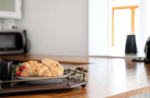 Upper Coomera House | Pet-Friendly Retreat | Big Views & Goats