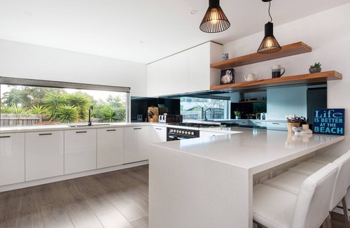 Rosebud House | Pet Friendly - Waterfall Gully Retreat with Gas heated Pool