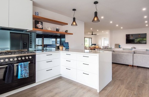 Rosebud House | Pet Friendly - Waterfall Gully Retreat with Gas heated Pool