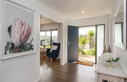 Rosebud House | Pet Friendly - Waterfall Gully Retreat with Gas heated Pool