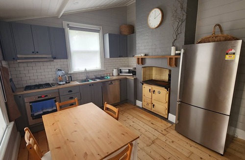 Ferntree Gully Cottage | 'Pickett's Cottage' - Restored Heritage Pioneer Stay