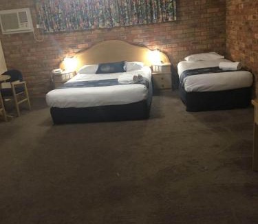 Shepparton Hotel | Pines Country Club Motor Inn