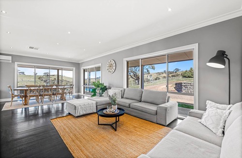 Kilmore East House | Poloma Farm Stay | Pool, Fireplace & Views Near Melbourne