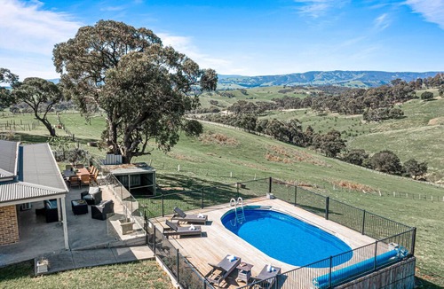 Kilmore East House | Poloma Farm Stay | Pool, Fireplace & Views Near Melbourne