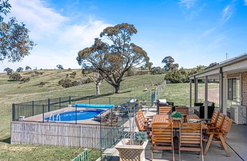 Kilmore East House | Poloma Farm Stay | Pool, Fireplace & Views Near Melbourne