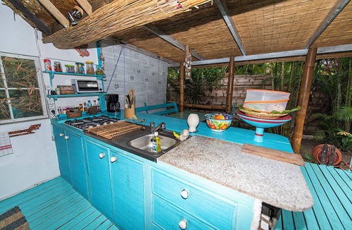 Maharepa House | Polynesian Bungalow"seashell" Private Bath AC with shared swimming pool