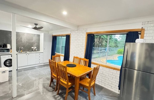 Marsden House | Pool house for BIG Groups with Free parking