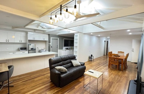 Marsden House | Pool house for BIG Groups with Free parking