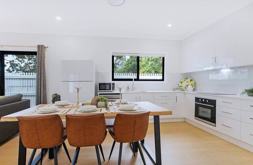 Macgregor House | Poolside Family Cottage near Shopping Towns