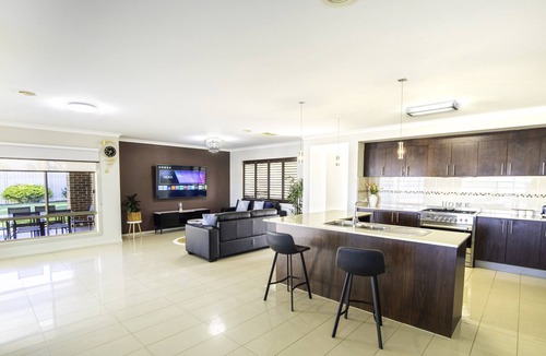 Shepparton House | Popular Grand Villa – Walking Distance to Sports Stadium,McD,KFC,dining & shops