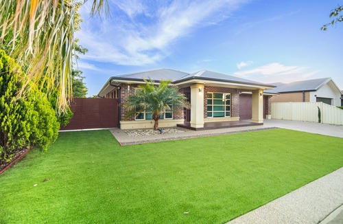 Shepparton House | Popular Grand Villa – Walking Distance to Sports Stadium,McD,KFC,dining & shops