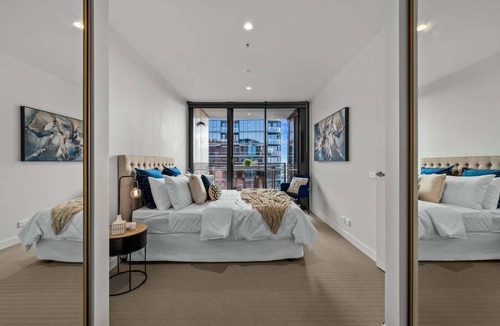 Port Melbourne Condo | Premium Chic: A Relaxing Retreat