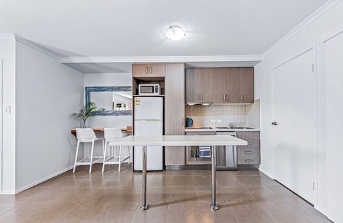 Airlie Beach Apartment | Prime Airlie Beach Stay: Stylish 1-Bedroom Apartment with Pool
