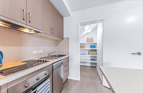 Airlie Beach Apartment | Prime Airlie Beach Stay: Stylish 1-Bedroom Apartment with Pool