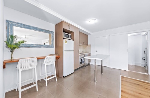 Airlie Beach Apartment | Prime Airlie Beach Stay: Stylish 1-Bedroom Apartment with Pool