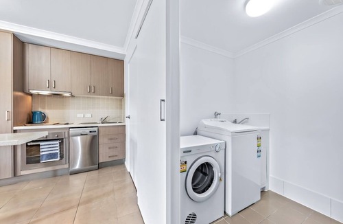 Airlie Beach Apartment | Prime Airlie Beach Stay: Stylish 1-Bedroom Apartment with Pool