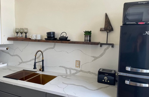 East Village Condo | PRIME LOCATION -CONVENTION CENTER + Free Garage PARKING