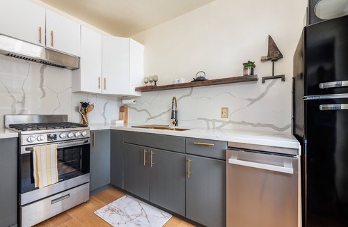 East Village Condo | PRIME LOCATION -CONVENTION CENTER + Free Garage PARKING