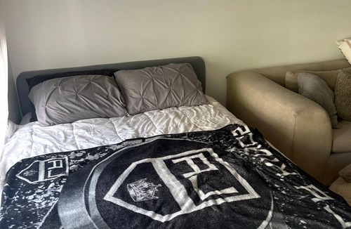 Norma Triangle Bed & Breakfast | Prime Location Off the Sunset Strip! Swimming Pool, Gym, Bright Place.