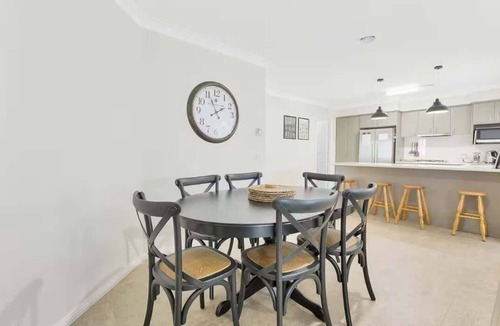 Bathurst Villa | Prime on Piper - 3 Bed Home in Heart of Town
