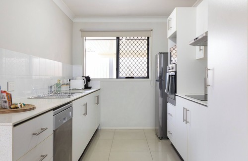 Acacia Ridge Apartment | Private Acacia Ridge 1BR | Kitchen & Access | 6BS1