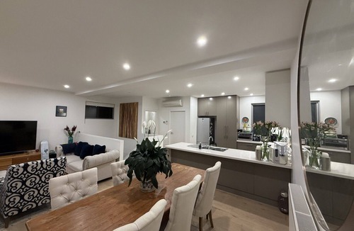 Richmond North House | Private and Beautiful 3 Bedroom Townhouse in Richmond with Double Lock Up Garage