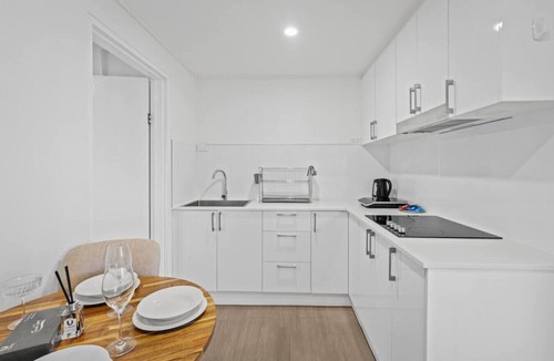 Macgregor House | Private bed Suite Near Garden City with Kitchen