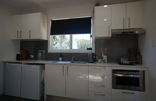 Mango Hill Cabin | Private, Peaceful, Cosy Tiny House with a pool, close to everything.