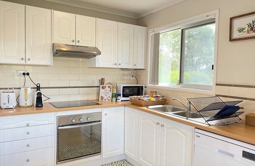 Bellbird Park House | Private Valley-Top Guesthouse – Fire Pit & Stargazing [Self-Serve Brekkie Incl]