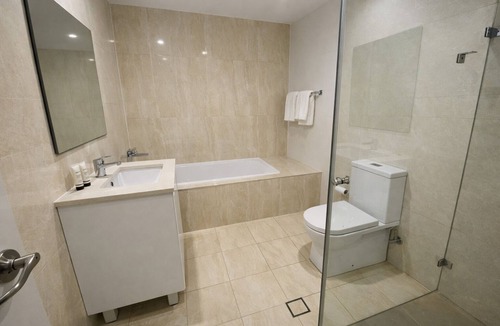 Wolli Creek Hotel | ProHouse - One room in a 3bed3bath apartment near airport and Sydney CBD (R1)