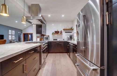 Hollywood Hills West House | Projector | Pool Table | 15min DT | Pets OK | BBQ
