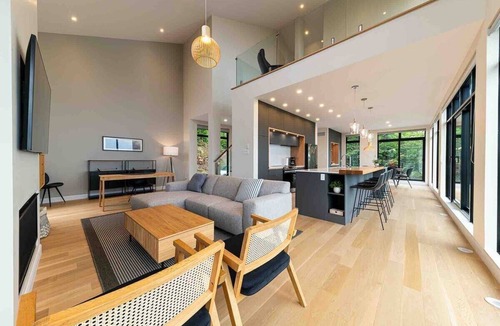 Les Eboulements Ski Chalet | Quai Perché: Forest Escape, River views & Hot Tub