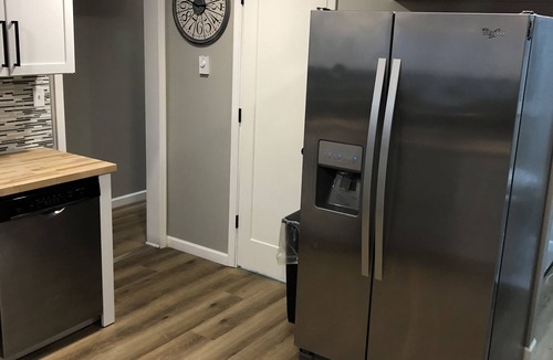 Ashtabula House | Quaint recently renovated house walking distance to Lake Shore Park.