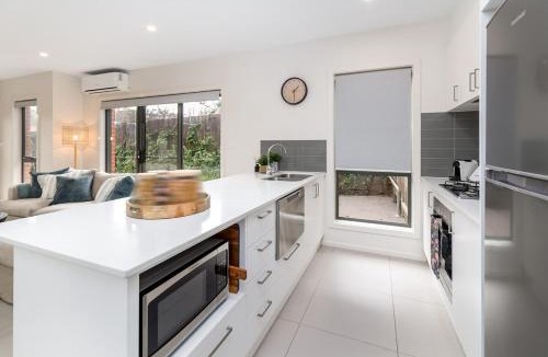 Garran Villa | Quiet and Modern Stay near Hospital with Free Parking