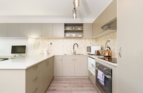 Reid Apartment | Quiet Retreat Close to City Centre and Lake