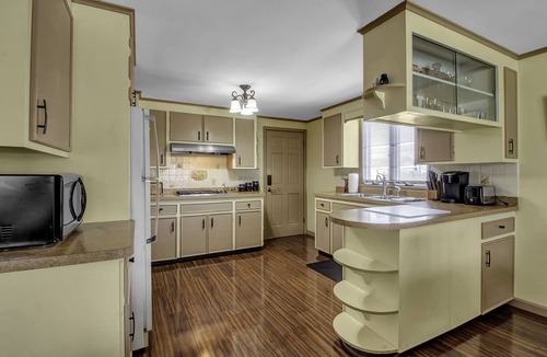 Depew Apartment | Quiet suburban home 10 minutes from airport/25 min from Niagara Falls