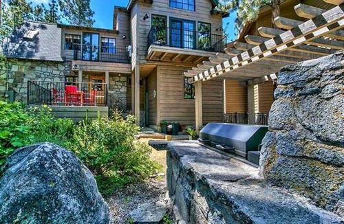 Elk Point House | Quintessential Tahoe Cabin, Private beach, kayaks, Max Occ 4 adults 2 kids