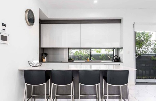 Broadbeach Waters House | Ray of Sunshine Broadbeach Retreat alfresco dining
