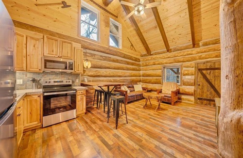 Troutville Cabin | Real Log Cabin w/Trout Pond close to Mcaffee Knob, Dragons tooth, Tinker Cliffs