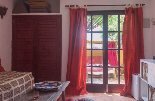 Es Canar Apartment | Red, Idyllic Apt. + Hammock + Sun Loungers, Pushbike Area, Beach, Hippy Market