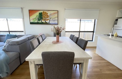 Melton South House | Relax 5 BRMS Rental house Netflix Parking Wifi near Melton