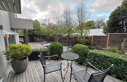 Mount Martha House | Relaxed Retreat - hot plunge pool, wood fire, pet friendly, 4pm Sun checkout.