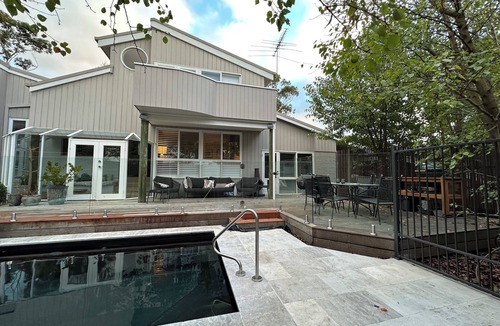 Mount Martha House | Relaxed Retreat - hot plunge pool, wood fire, pet friendly, 4pm Sun checkout.