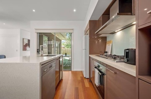 Kew House | Relaxing Getaway Oasis with Patio in Charming Kew