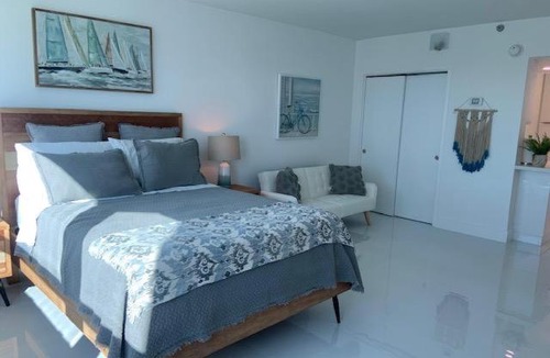 Mid Beach House | Renovated Romantic Suite with beach access and free parking