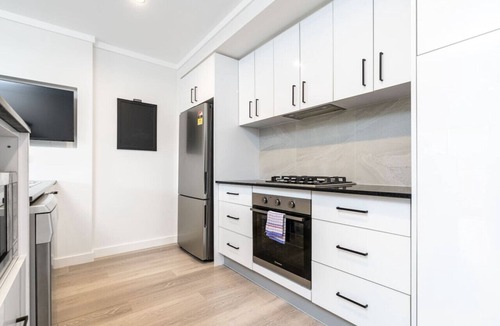 Crestwood Apartment | Renovated Townhouse Close to the CBD and Schools