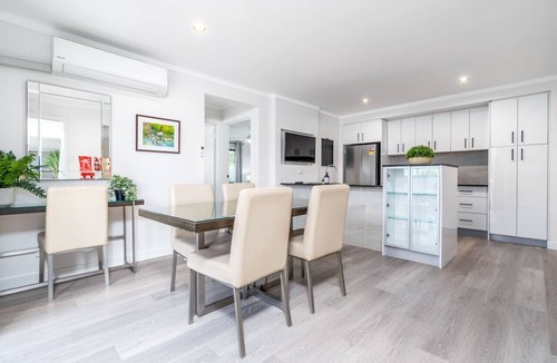Crestwood Apartment | Renovated Townhouse Close to the CBD and Schools