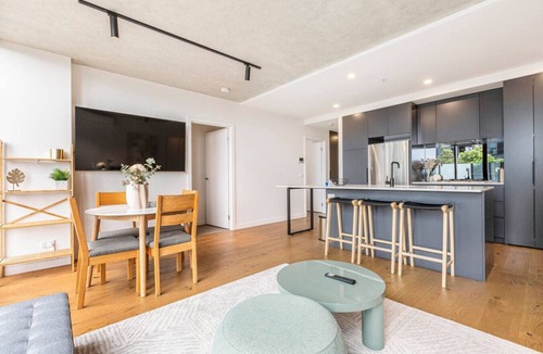 Footscray Apartment | Resort-Style 3BR Near CBD with Courtyard