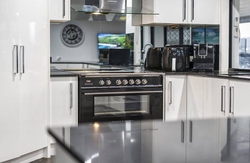 Pacific Pines House | Resort‑Style 5 bedroom Family Home - Pets Welcome - Near Theme Parks